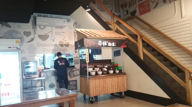 調理中のスタッフ